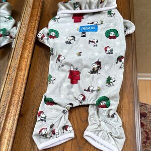 NWOT- Peanuts Festive Gray Dog Pajama Set. Size S. Cute holiday Snoopy scenes.